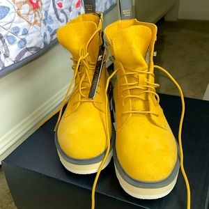 NIB Sorel lace up boots